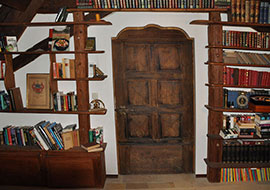 Alte Fichtenholz Bibliothek umgebaut und den räumlichen Gegebenheiten angepasst.<br /><br />L/B/H: 11,8lm /28/263 cm<br />Material: Kiefer gebeizt
