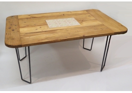 Tischplatte aus Fichtenbohlen verleimt, geschliffen und klarlackiert.<br /><br />L/B/H: 200/130/80 cm<br />Material: Fichte lackiert, Stahl
