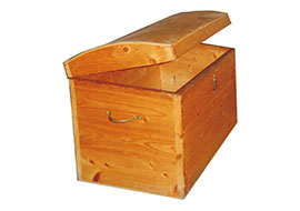 Kleiner Holzkoffer (für Kinderspielzeug) den originalen alten Reise-Holzkoffern nachempfunden.<br /><br />L/B/H: 91,7/114/69,7 cm<br />Material: Fichte
