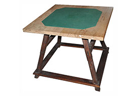 Alter Jogeltisch umgebaut zu eine befilztem Kartenspieltisch.<br /><br />L/B/H: 94/93/78 cm<br />Material: Buche
