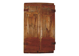 Alte restaurierte Holzläden auf Fichtenplatte motiert, zum Herunterklappen als zusätzliche Arbeitsfläche.<br /><br />L/B/H: 103/89/9 cm<br />Material: Fichte gebeizt

