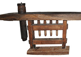 Alte Holzpresse zu einer Bar umfunktioniert.<br /><br />L/B/H: 207/111/31 cm<br />Material: Nuss gebeizt
